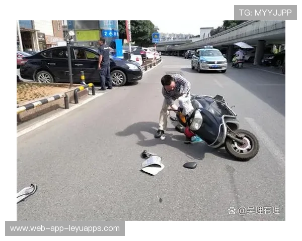 摩托车手倒地滑行50米后起身继续