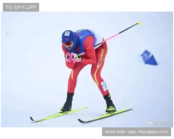 滑雪越野选手强势冲刺，终点线前滑跪庆祝