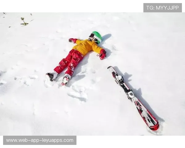 女孩去雪山双板滑雪，不料板子突然掉落，硬是用双脚滑行，滑雪双板摔倒怎么起来
