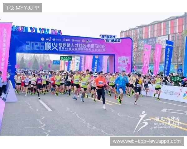2.2万名跑者体验“一城春色半程诗”，北京半马圆满举行